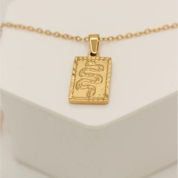 Elegant Gold Pendant Necklace - Picture 2 of 4